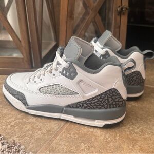Nike Jordan Kids Sneakers in White and Gray! 

Like new!! 

Boys shoes! 
Nike!